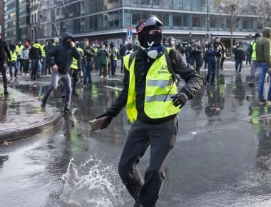 Παρίσι: Τραυματισμός δημοσιογράφου μπροστά στην κάμερα
